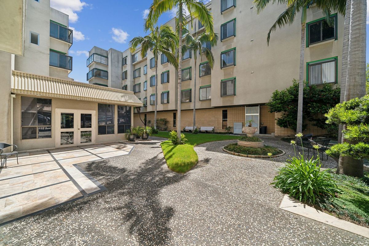 Courtyard at Park Glenview Apartments