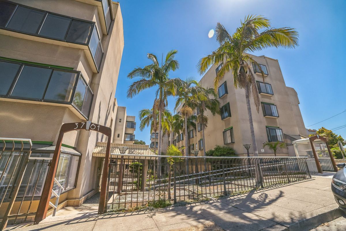 Exterior of Park Glenview Apartments with palm trees